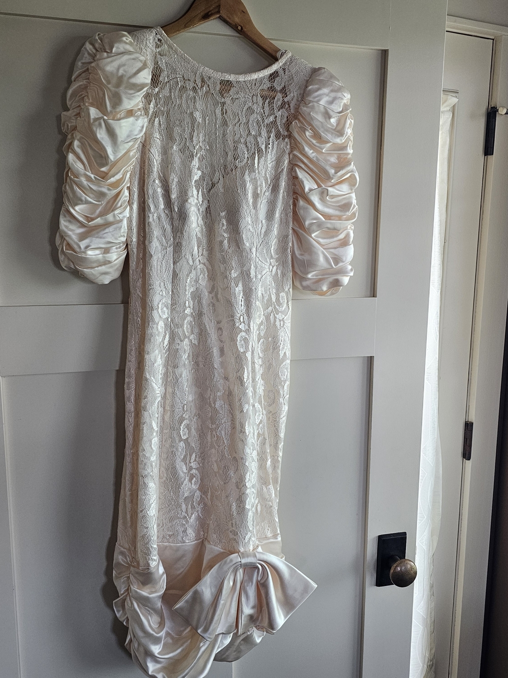 Vintage 80s Puff Sleeve Elegant Ivory Lace Wedding Dress w Ruched Satin Sleeves